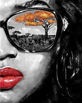 Смуглая девушка в очках с Африкой