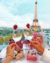 Без бренда «Свидание на фоне Эйфелевой башки» в Томске