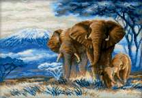 Семья слонов на фоне Килиманджаро