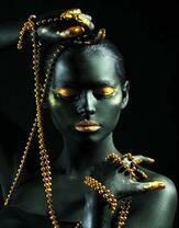 Без бренда «Девушка в черно-золотом макияже» в Томске