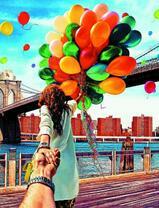 Девушка с цветными шариками возле Бруклинского моста