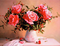 Коралловые розы в белой вазе на столе